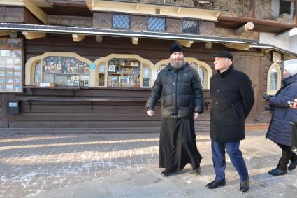 Псков. Госсекретарь Союзного государства Григорий Рапота  (справа)  в сопровождении отца Прохора  осматривает Свято-Успенский Псково-Печерский монастырь.