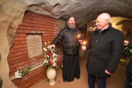 Псков. Госсекретарь Союзного государства Григорий Рапота  (справа)  в сопровождении отца Прохора  осматривает пещеры  Свято-Успенского Псково-Печерского  монастыря.