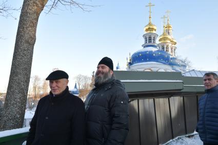 Псков. Госсекретарь Союзного государства Григорий Рапота  (слева)  в сопровождении отца Прохора  осматривает Свято-Успенский Псково-Печерский монастырь.