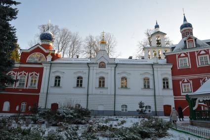 Псков. Церкви  Свято-Успенского Псково-Печерского монастыря.