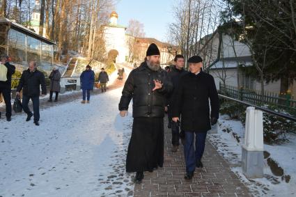 Псков. Госсекретарь Союзного государства Григорий Рапота  (справа)  в сопровождении отца Прохора  осматривает Свято-Успенский Псково-Печерский монастырь.