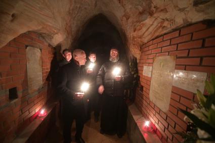 Псков. Госсекретарь Союзного государства Григорий Рапота  (слева)  в сопровождении отца Прохора  осматривает пещеры  Свято-Успенского Псково-Печерского  монастыря.