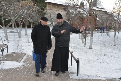 Псков. Госсекретарь Союзного государства Григорий Рапота  (слева)  в сопровождении отца Прохора  осматривает Свято-Успенский Псково-Печерский монастырь.