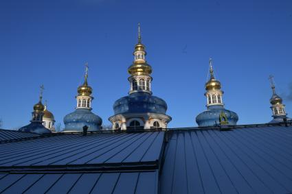 Псков. Церкви  Свято-Успенского Псково-Печерского монастыря.