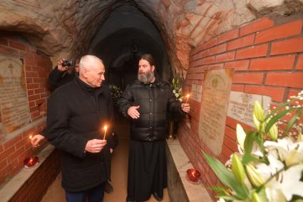 Псков. Госсекретарь Союзного государства Григорий Рапота  (слева)  в сопровождении отца Прохора  осматривает пещеры  Свято-Успенского Псково-Печерского  монастыря.