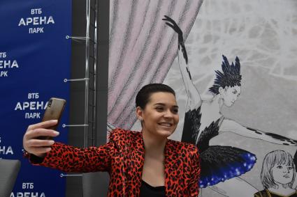 Москва. Фигуристка Аделина Сотникова на презентации ледового шоу Евгения Плющенко `Лебединое озеро` на стадионе ВТБ `Арена`Центрального стадиона `Динамо`.