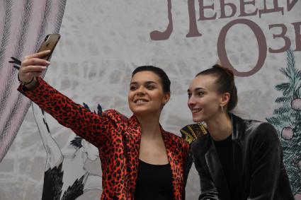 Москва. Фигуристка Аделина Сотникова и прима-балерина Большого театра Ольга Смирнова (слева направо) на презентации ледового шоу Евгения Плющенко `Лебединое озеро` на стадионе ВТБ `Арена`Центрального стадиона `Динамо`.