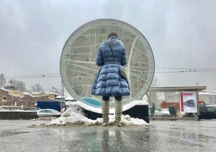 Москва.  Девушка изучает карту района.