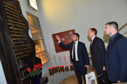 Москва. Обозреватель `Комсомольской правды` Роман Карманов и губернатор Алтайского края Виктор Томенко (слева направо) в редакции `Комсомольская правда`.