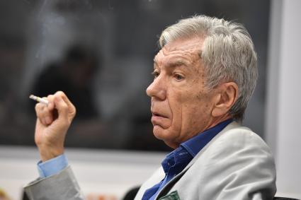 Москва. Телеведущий Юрий Николаев в редакции `Комсомольская правда`.