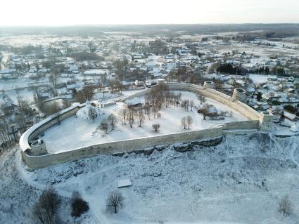 Псковская область, Изборск. Вид сверху на Изборскую крепость.