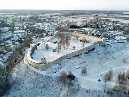 Псковская область, Изборск. Вид сверху на Изборскую крепость.