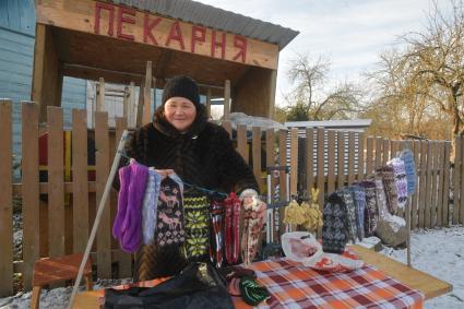 Псковская область, Изборск. Женщина продает сувениры.