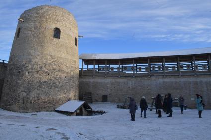 Псковская область, Изборск. Башня Луковка Изборской крепости.