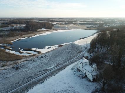 Псковская область, Изборск. Вид сверху на Городищенское озеро.