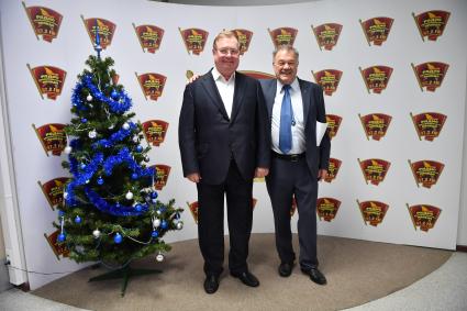 Москва. Корреспондент `Комсомольской правды` Александр Гамов (справа) и политический деятель Сергей Степашин на радио `Комсомольская правда`.