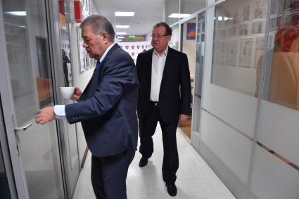 Москва. Корреспондент `Комсомольской правды` Александр Гамов (слева) и политический деятель Сергей Степашин в редакции `Комсомольская правда`.