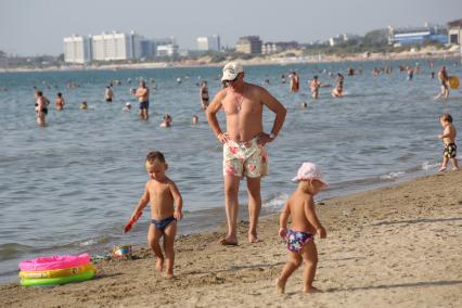 Диск298. 27-й Открытый фестиваль кино стран СНГ, Латвии, Литвы и Эстонии КИНОШОК. 2018. На снимке: актер Александр Половцев с сыном