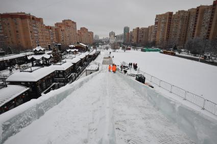 Москва. Подготовка снежного покрова на горе для праздничных новогодних гуляний на Профсоюзной улице .