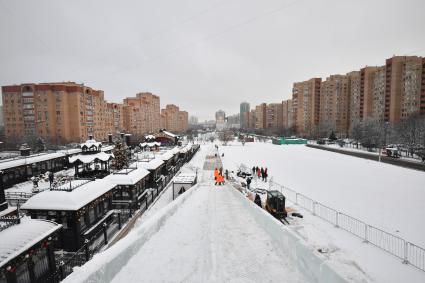 Москва. Подготовка снежного покрова на горе для праздничных новогодних гуляний на Профсоюзной улице .