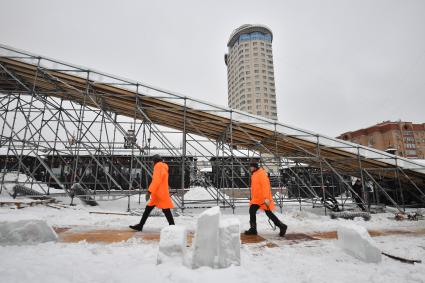 Москва. Подготовка снежного покрова на горе для праздничных новогодних гуляний на Профсоюзной улице .