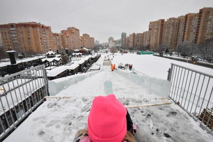 Москва. Подготовка снежного покрова на горе для праздничных новогодних гуляний на Профсоюзной улице .