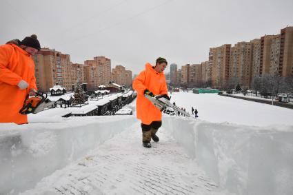 Москва. Подготовка снежного покрова на горе для праздничных новогодних гуляний на Профсоюзной улице .