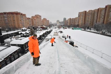 Москва. Подготовка снежного покрова на горе для праздничных новогодних гуляний на Профсоюзной улице .