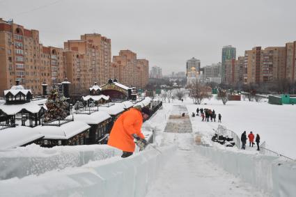 Москва. Подготовка снежного покрова на горе для праздничных новогодних гуляний на Профсоюзной улице .