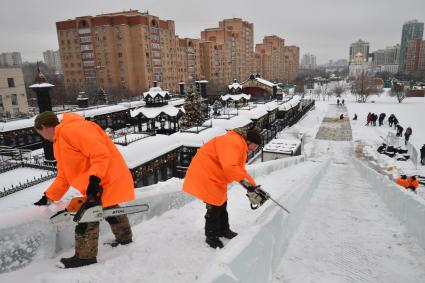 Москва. Подготовка снежного покрова на горе для праздничных новогодних гуляний на Профсоюзной улице .