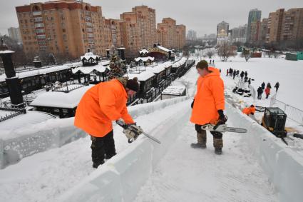 Москва. Подготовка снежного покрова на горе для праздничных новогодних гуляний на Профсоюзной улице .