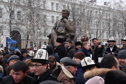 Москва.    Памятник писателю Чингизу Айтматову в именном сквере писателя в Даниловском районе.