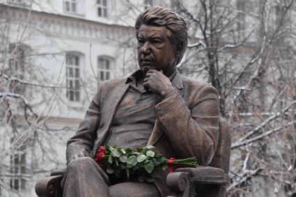 Москва. Памятник писателю Чингизу Айтматову в именном сквере писателя в Даниловском районе.