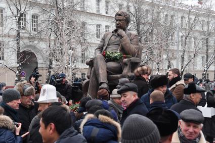 Москва.    Памятник писателю Чингизу Айтматову в именном сквере писателя в Даниловском районе.