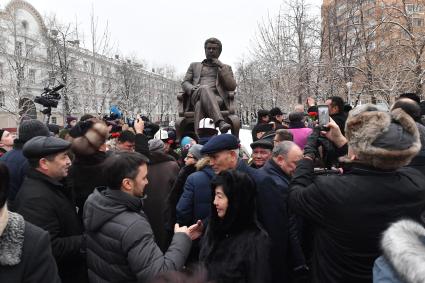 Москва.    Памятник писателю Чингизу Айтматову в именном сквере писателя в Даниловском районе.