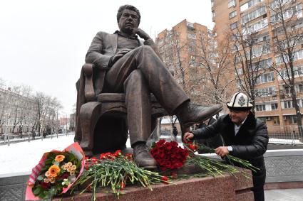 Москва.    Памятник писателю Чингизу Айтматову в именном сквере писателя в Даниловском районе.