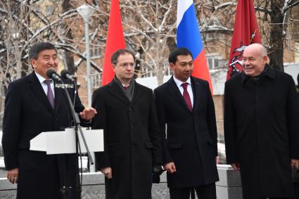 Москва. Президент Киргизии Сооронбай Жээнбеков, министр культуры РФ Владимир Мединский, министр культуры Киргизии Азамат Жаманкулов и специальный представитель президента РФ по международному культурному сотрудничеству Михаил Швыдкой (слева направо)  на церемонии открытия памятника писателю  Чингизу Айтматову в именном сквере писателя в Даниловском районе.