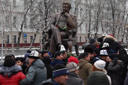 Москва.    Памятник писателю Чингизу Айтматову в именном сквере писателя в Даниловском районе.