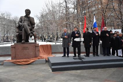 Москва. Посол Киргизии в РФ Болот Отунбаев, президент Киргизии Сооронбай Жээнбеков, министр культуры РФ Владимир Мединский, министр культуры Киргизии Азамат Жаманкулов и специальный представитель президента РФ по международному культурному сотрудничеству Михаил Швыдкой (слева направо)  на церемонии открытия памятника писателю  Чингизу Айтматову в именном сквере писателя в Даниловском районе.