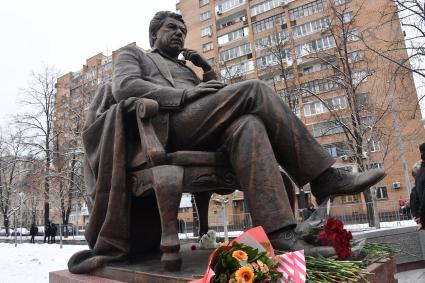 Москва. Памятник писателю Чингизу Айтматову в именном сквере писателя в Даниловском районе.