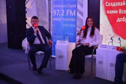 Москва. Телеведущаяя Оксана Федорова и ведущий Роман Карманов на площадке фестиваля `Добрые люди`, где работала открытая студия радио `Комсомольская правда`