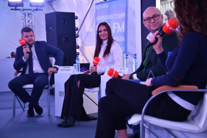 Москва. Телеведущаяя Оксана Федорова , ведущие Роман Карманов (слева) , Владимир Ковалев ( справа) на площадке фестиваля `Добрые люди`, где работала открытая студия радио `Комсомольская правда`.