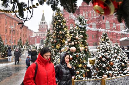 Москва.  Новогоднее оформление на Манежной площади.