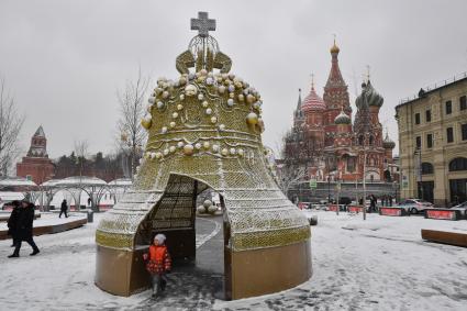 Москва. Новогоднее оформление на Васильевском спуске.