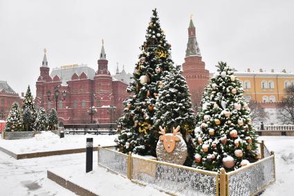 Москва.  Новогоднее оформление на Манежной площади.