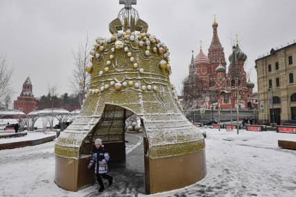 Москва. Новогоднее оформление на Васильевском спуске.