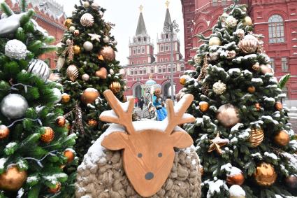 Москва.  Новогоднее оформление на Манежной площади.