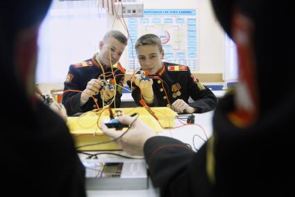 Екатеринбург. Екатеринбургское суворовское военное училище. День открытых дверей. Суворовцы во время лабораторной работы по физике