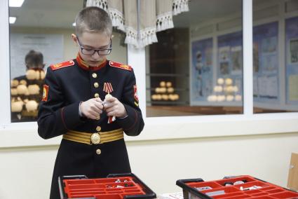 Екатеринбург. Екатеринбургское суворовское военное училище. День открытых дверей. Суворовцы во время занятий в студии робототехники