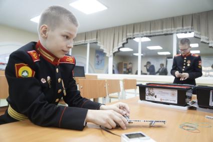 Екатеринбург. Екатеринбургское суворовское военное училище. День открытых дверей. Суворовцы во время занятий в студии робототехники